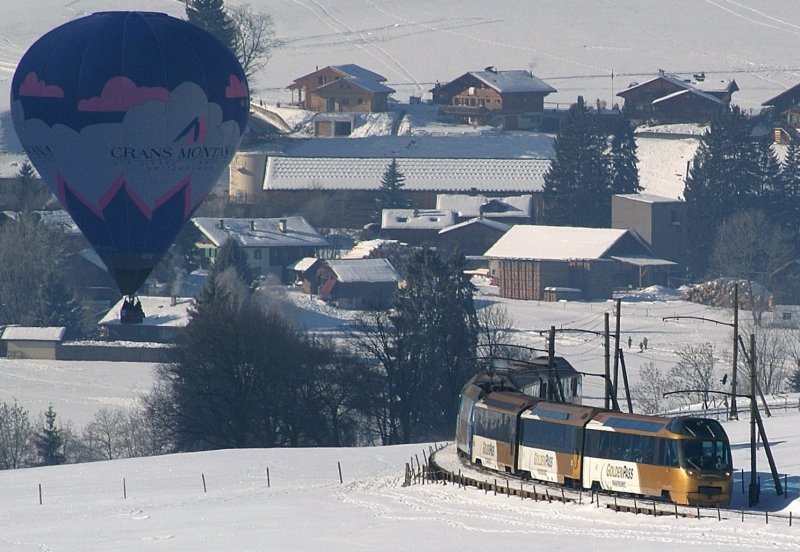 Golden Pannoramic Express auf der Fahrt von Montreux nach Zweisimmen, begegnet in Ch�teau d'Oex einem Hei�luftballon.
30. Januar 2009