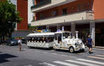 Ein Petit Train (ein Muson River 1894 vom italienischen Hersteller DOTTO TRAINS mit einem Anhänger) am 15.07.2022 Sorrent (Sorrento). 