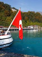 Am 30.09.2011 stehe ich auf dem Anlegesteg der BLS mein Blick schweift am Heck der MS Brienz vorbei �ber den Brienzersee zum Bahnhof Brienz, dort h�lt eine De 110 der Zentralbahn mit einem IR