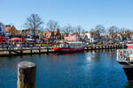 Warnem�nde (Stadt Rostock) Blick �ber den alten Strom am 22 April 2026.

Am Alten Strom, dem urspr�nglichen M�ndungsarm der Warnow, befinden sich ein Fischereihafen, das Hotel Am Alten Strom, Restaurants, Caf�s und Boutiquen. Dieser bereits seit 1423 existierende Wasserarm war �ber Jahrhunderte die Schifffahrtsverbindung zwischen der Ostsee und dem Rostocker Stadthafen. Wegen der Aufnahme des F�hrverkehrs nach D�nemark wurde der Alte Strom 1903 von dem im Zuge des Hafenumbaus fertiggestellten Neuen Strom als Schifffahrtsverbindung zum Stadthafen abgel�st.[5] �ber die drehbare Bahnhofsbr�cke gelangt man vom Ortskern mit seinen alten, schmalen Gassen und der Kirche zur Bahnhofshalbinsel mit dem Bahnhof Warnem�nde, der Mittelmole und dem Fischmarkt
